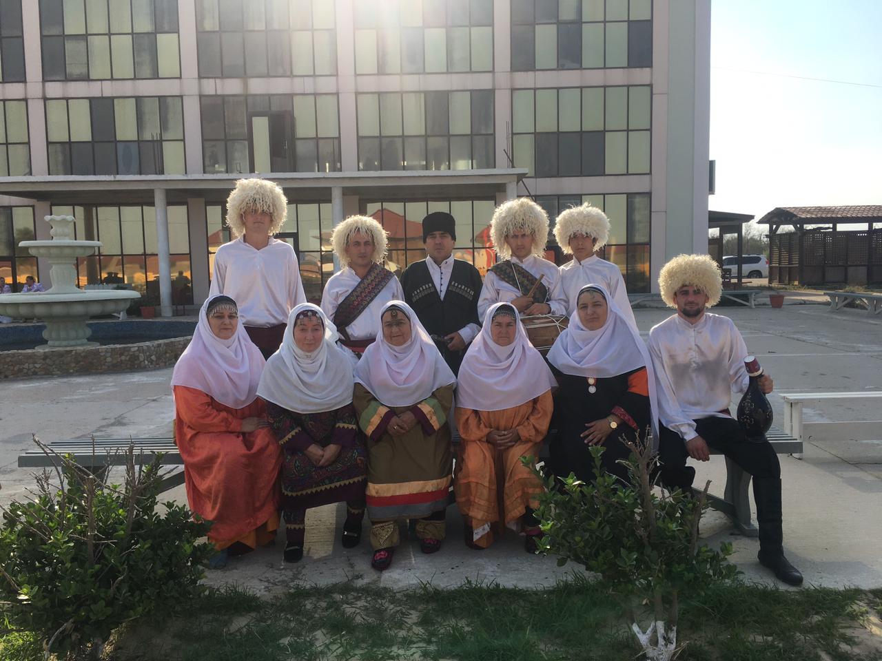 Фольклорный фестиваль «Горцы» открылся шествием  фольклорного коллектива «Чахри» и других.