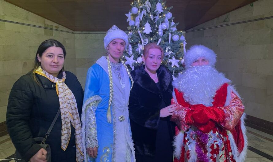 Дед-мороз и Снегурочка Карабудахкентского района приняли участие в новогоднем параде